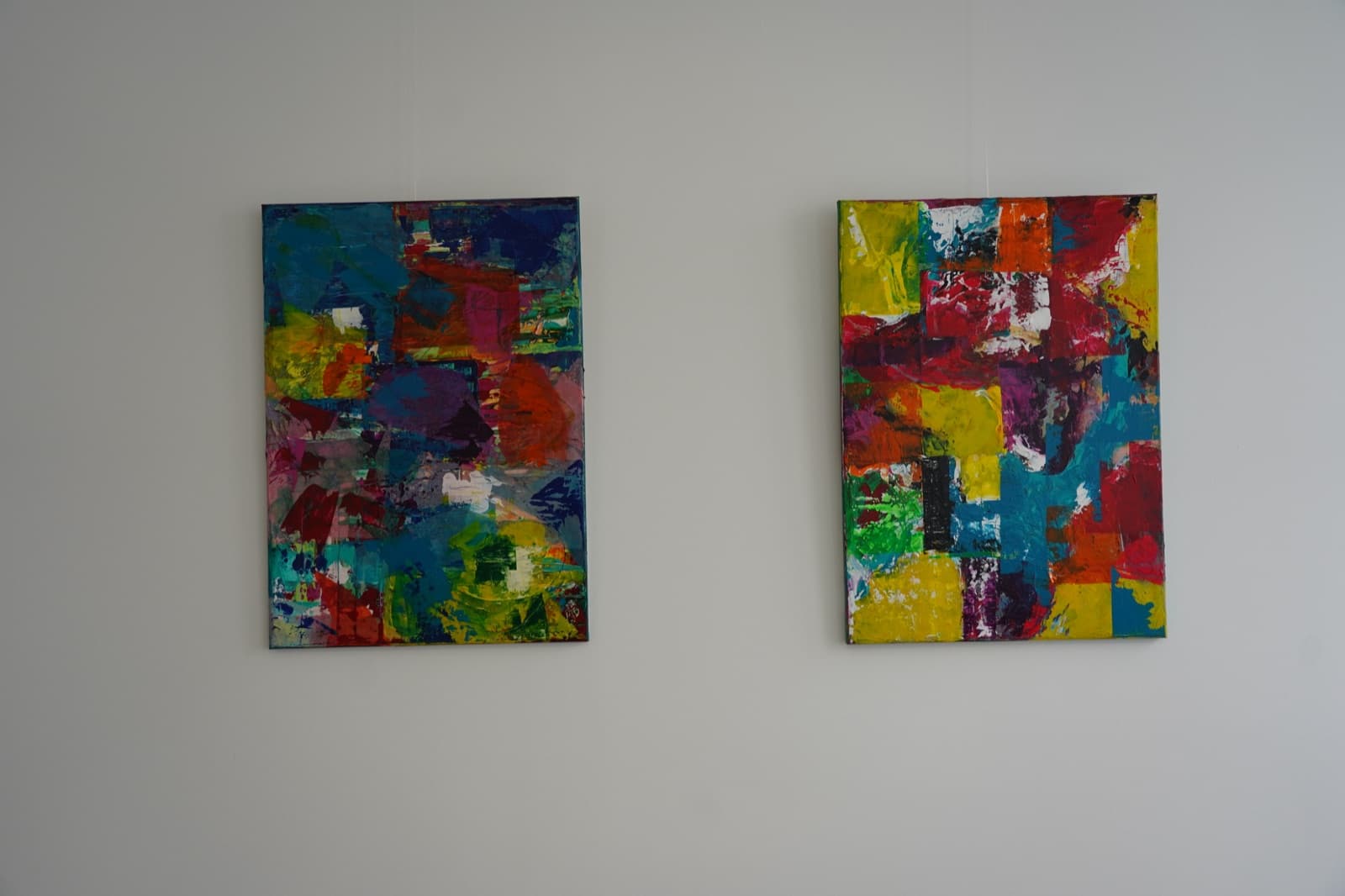 Bunte Gemälde in der Frauenarztpraxis