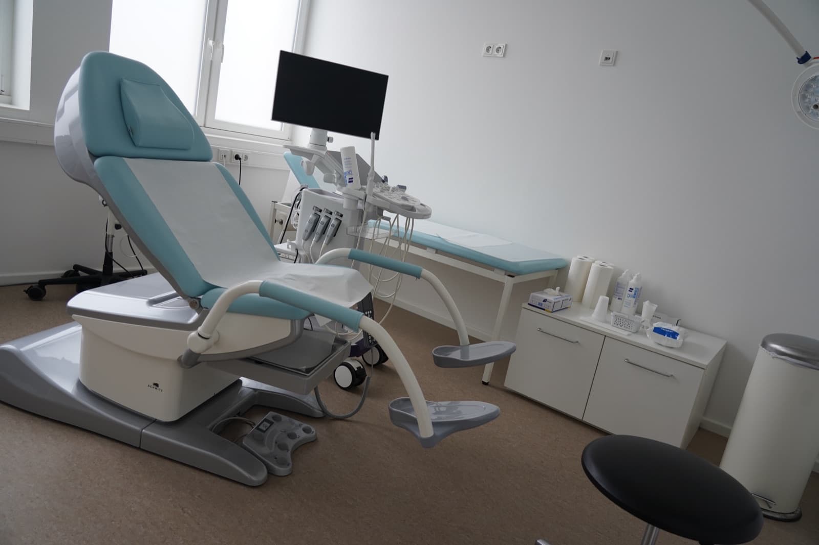 Moderner Untersuchungsraum für Schwangerenbetreuung