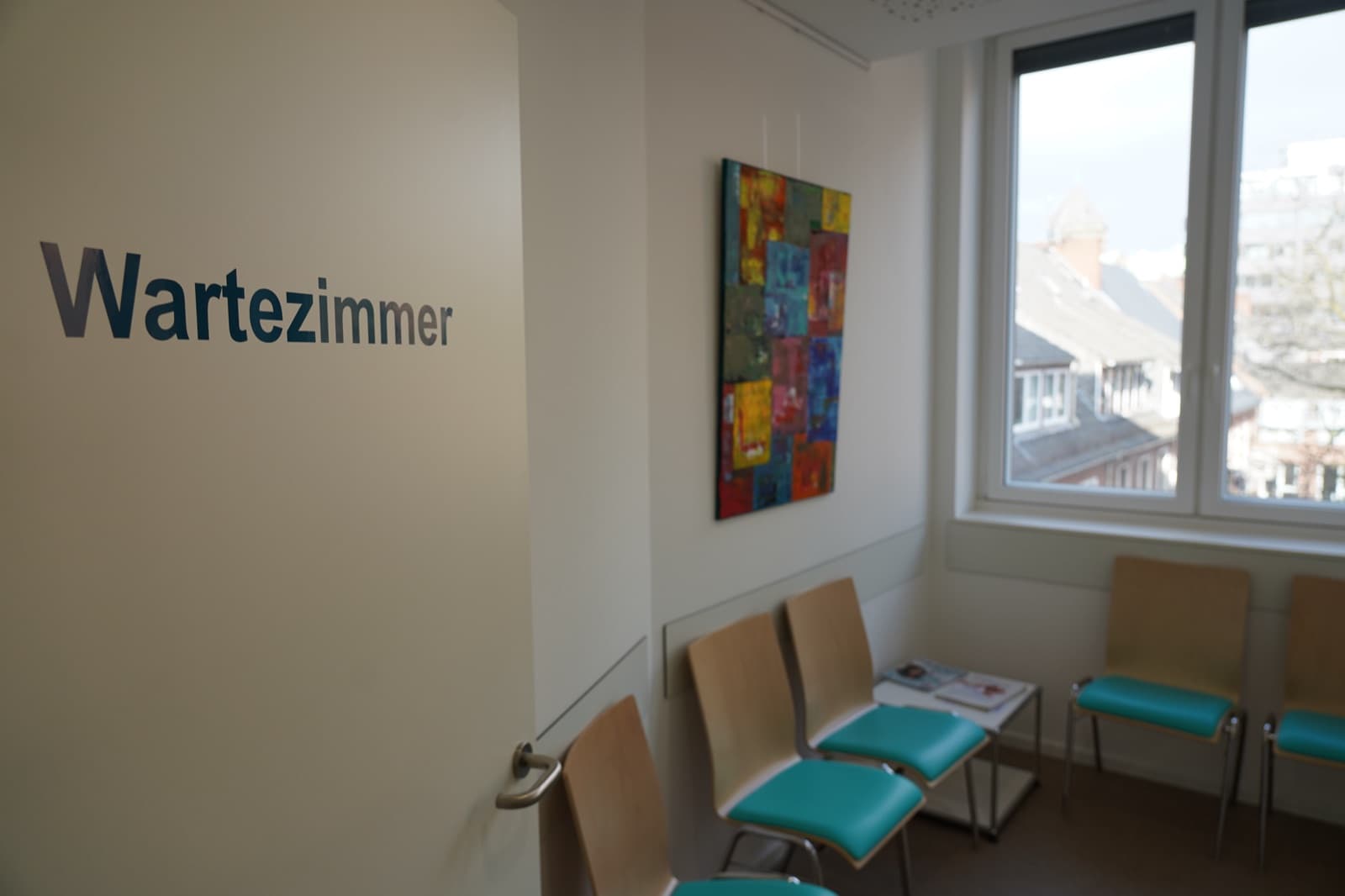 Helles Wartezimmer mit Kunst und Blick über Bremen